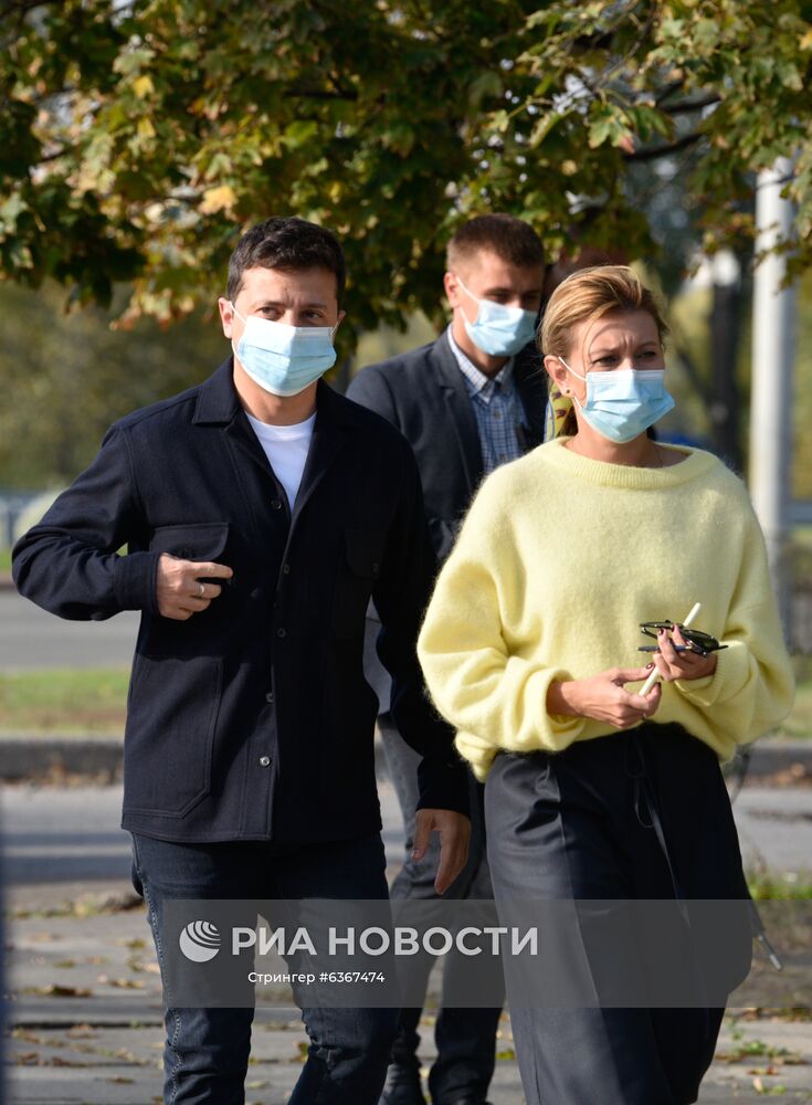 Президент Украины Владимир Зеленский с супругой Еленой на одном из избирательных участков города в день региональных выборов. Место: Украина, Киев. Автор: Стрингер/РИА Новости. Региональные выборы на Украине