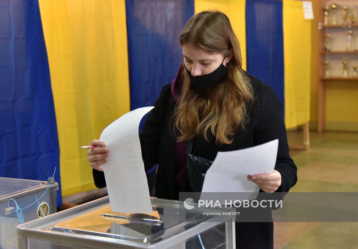 Девушка голосует на одном из избирательных участков во Львове. Место: Украина, Львов. Автор: Стрингер/РИА Новости. Региональные выборы на Украине