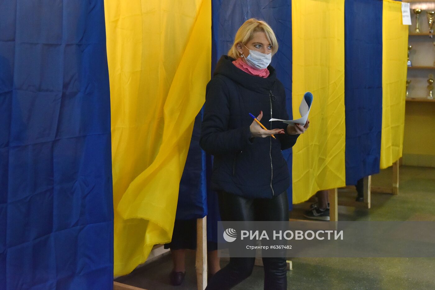 Девушка голосует на одном из избирательных участков во Львове. Место: Украина, Львов. Автор: Стрингер/РИА Новости. Региональные выборы на Украине
