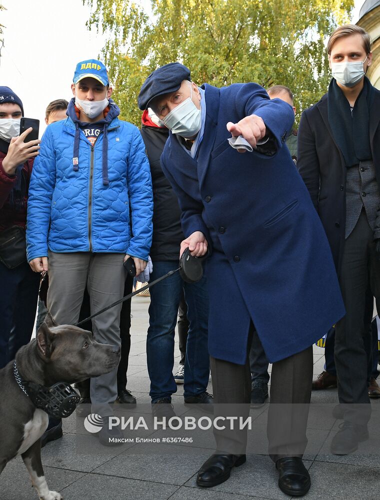 В. Жириновский встретился с избирателями у посольства Белоруссии в Москве