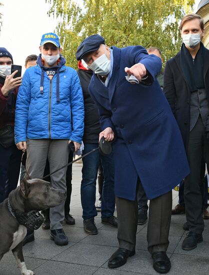 В. Жириновский встретился с избирателями у посольства Белоруссии в Москве