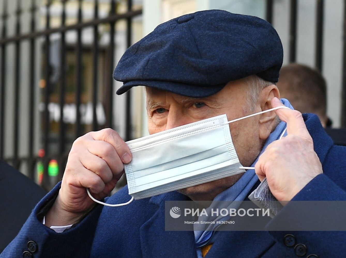 В. Жириновский встретился с избирателями у посольства Белоруссии в Москве