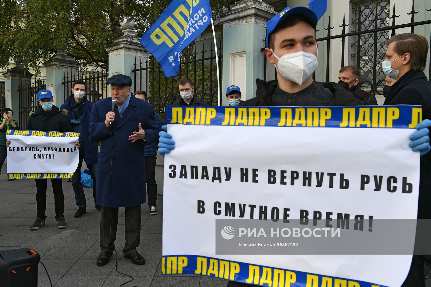 В. Жириновский встретился с избирателями у посольства Белоруссии в Москве