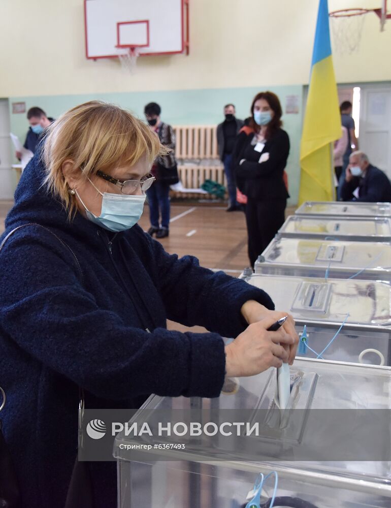 Женщина голосует на одном из избирательных участков во Львове. Место: Украина, Львов. Автор: Стрингер/РИА Новости. Региональные выборы на Украине