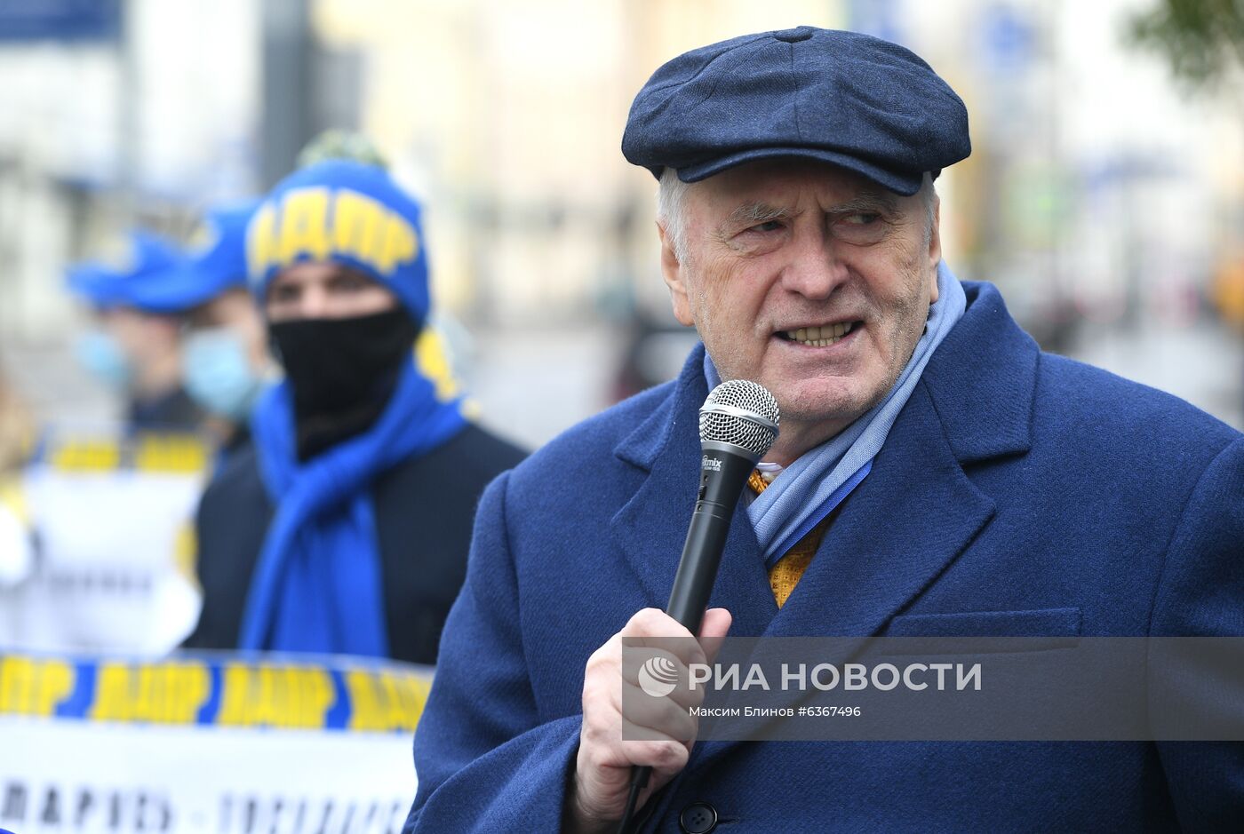 В. Жириновский встретился с избирателями у посольства Белоруссии в Москве