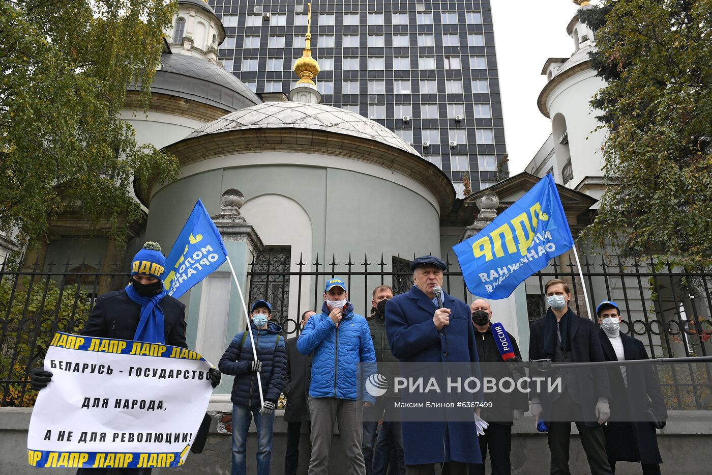 В. Жириновский встретился с избирателями у посольства Белоруссии в Москве