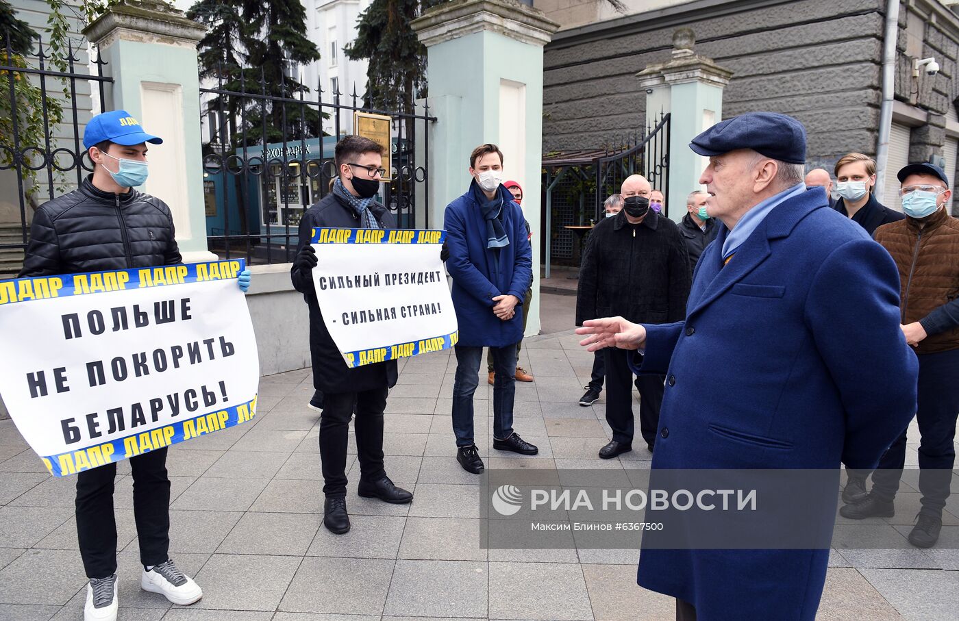 В. Жириновский встретился с избирателями у посольства Белоруссии в Москве