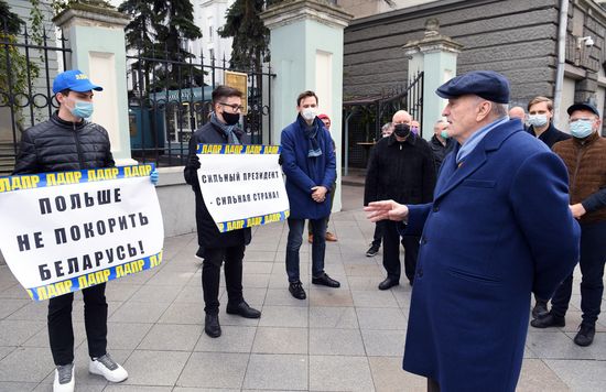 В. Жириновский встретился с избирателями у посольства Белоруссии в Москве