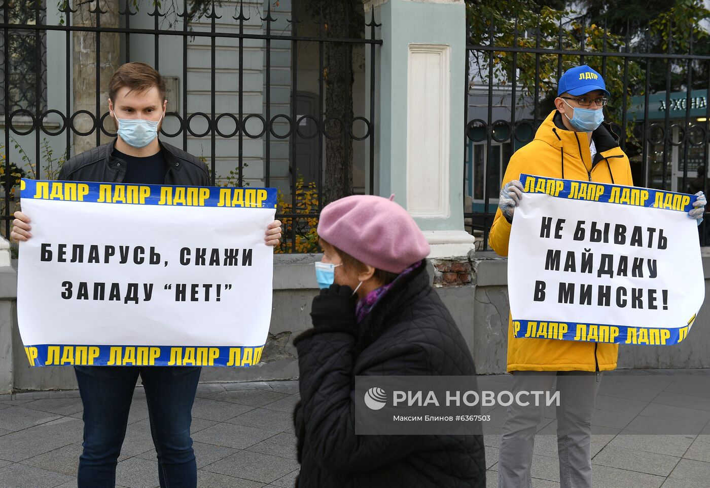 В. Жириновский встретился с избирателями у посольства Белоруссии в Москве