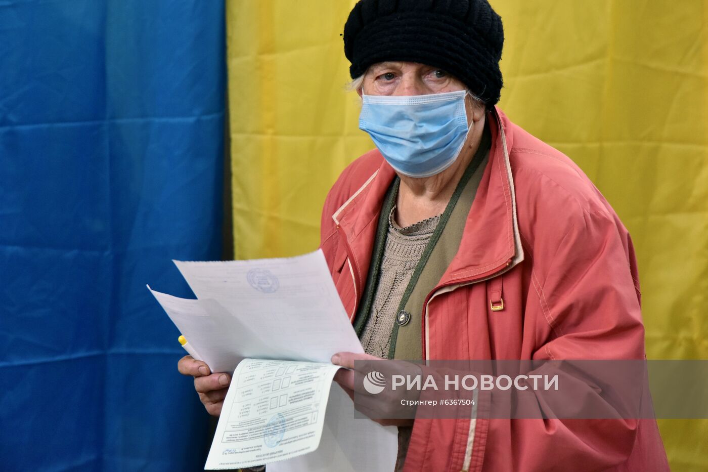 Женщина голосует на одном из избирательных участков во Львове. Место: Украина, Львов. Автор: Стрингер/РИА Новости. Региональные выборы на Украине