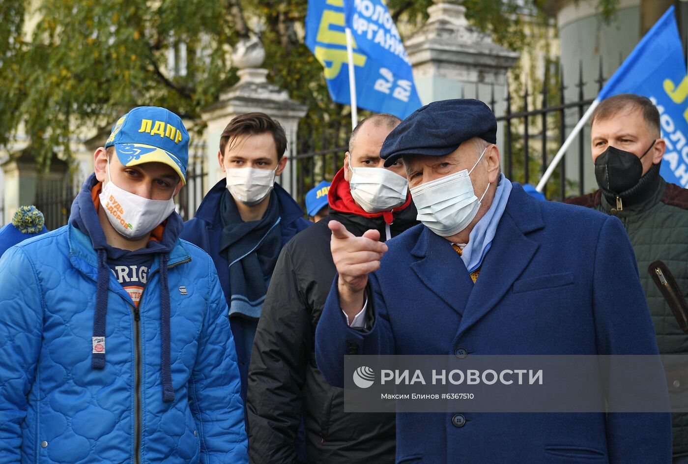 В. Жириновский встретился с избирателями у посольства Белоруссии в Москве