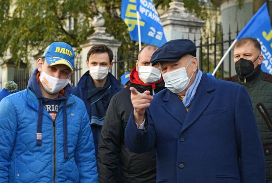 В. Жириновский встретился с избирателями у посольства Белоруссии в Москве