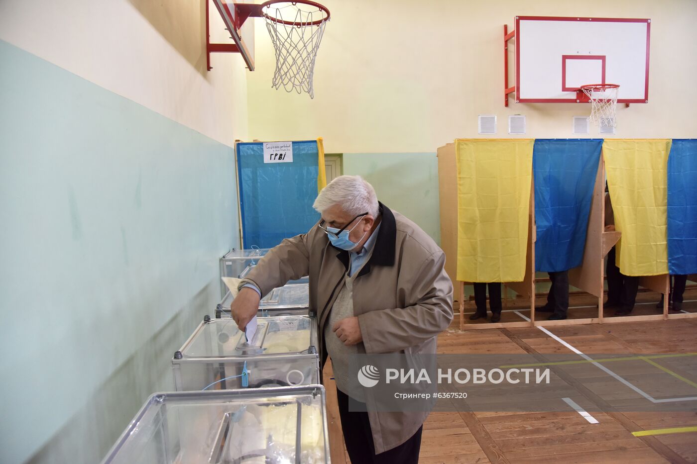 Мужчина голосует на одном из избирательных участков во Львове. Место: Украина, Львов. Автор: Стрингер/РИА Новости. Региональные выборы на Украине
