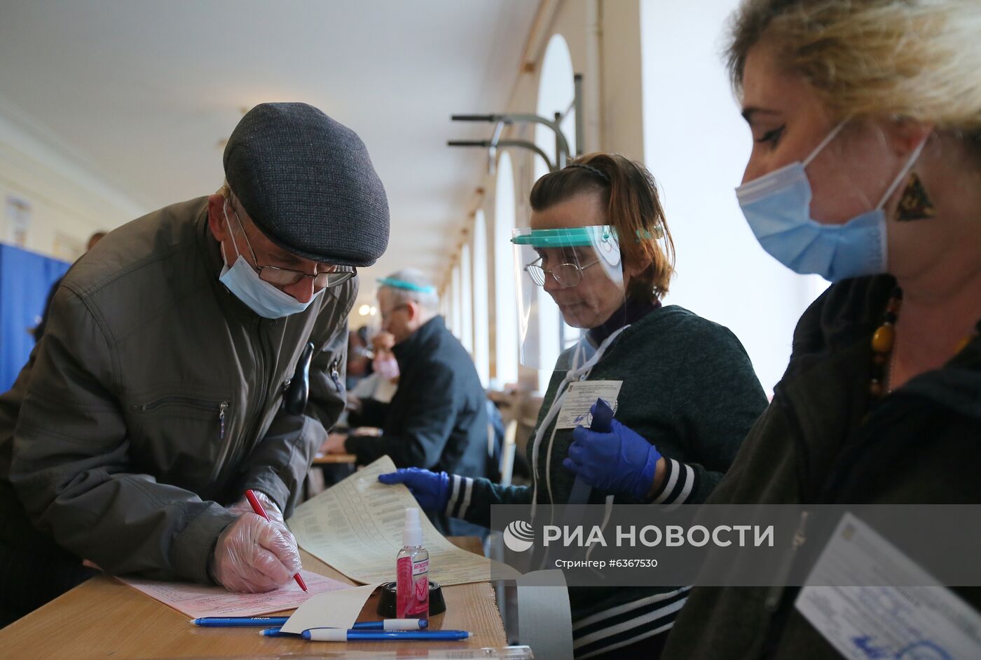 Мужчина расписывается в ведомости о получении бюллетени на одном из избирательных участков в Киеве. Место: Украина, Киев. Автор: Стрингер/РИА Новости. Региональные выборы на Украине
