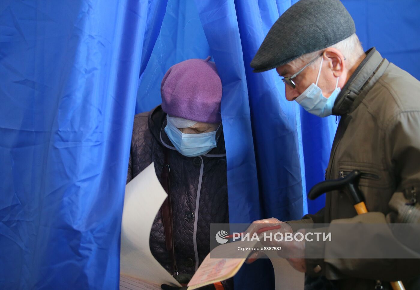 Пожилые люди голосуют на одном из избирательных участков в Киеве. Место: Украина, Киев. Автор: Стрингер/РИА Новости. Региональные выборы на Украине