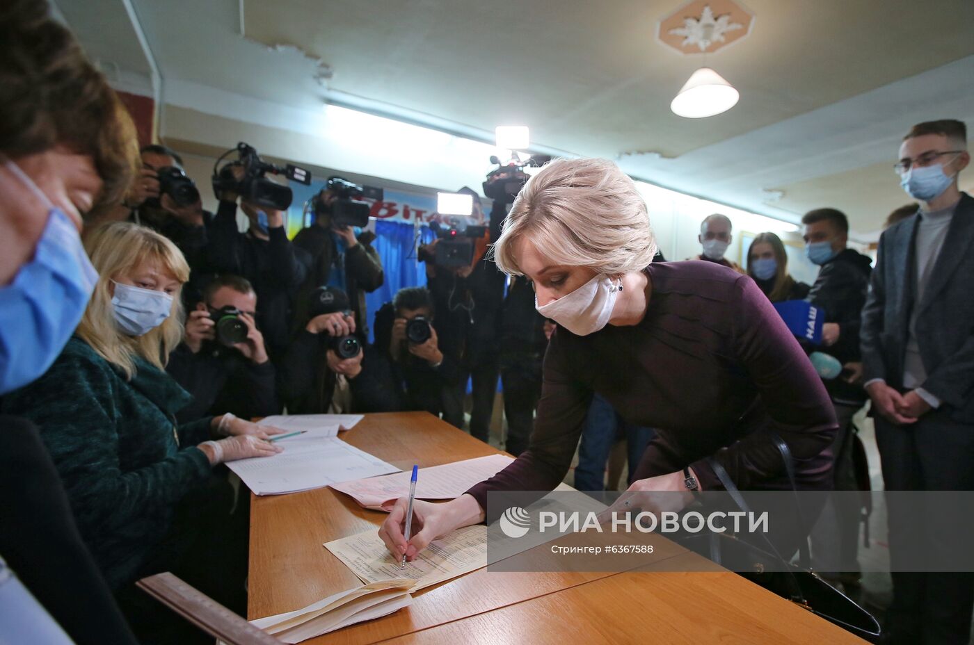 Кандидат в мэры Киева от партии Слуга Народа Ирина Верещук голосует на одном из избирательных участков в Киеве. Место: Украина, Киев. Автор: Стрингер/РИА Новости. Региональные выборы на Украине
