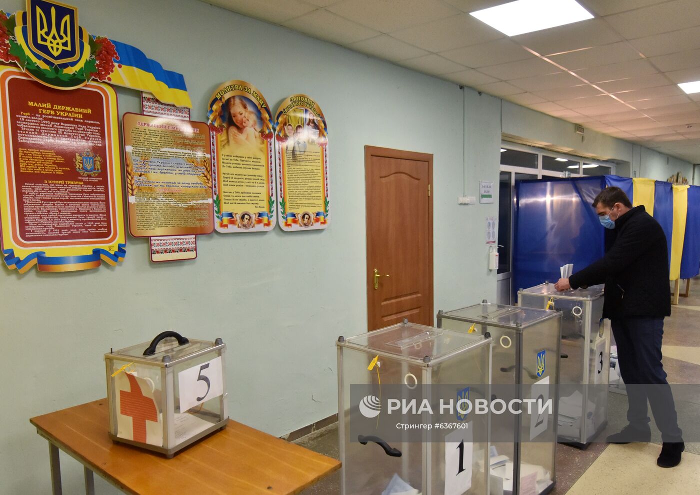 Мужчина голосует на одном из избирательных участков в селе Давыдов Львовской области. Место: Украина, Львовская область, Львов. Автор: Стрингер/РИА Новости. Региональные выборы на Украине