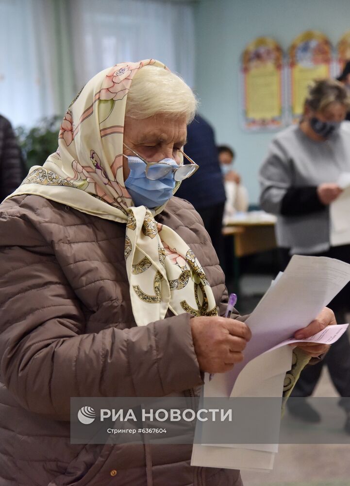 Женщина голосует на одном из избирательных участков в селе Давыдов Львовской области. Место: Украина, Львовская область, Львов. Автор: Стрингер/РИА Новости. Региональные выборы на Украине