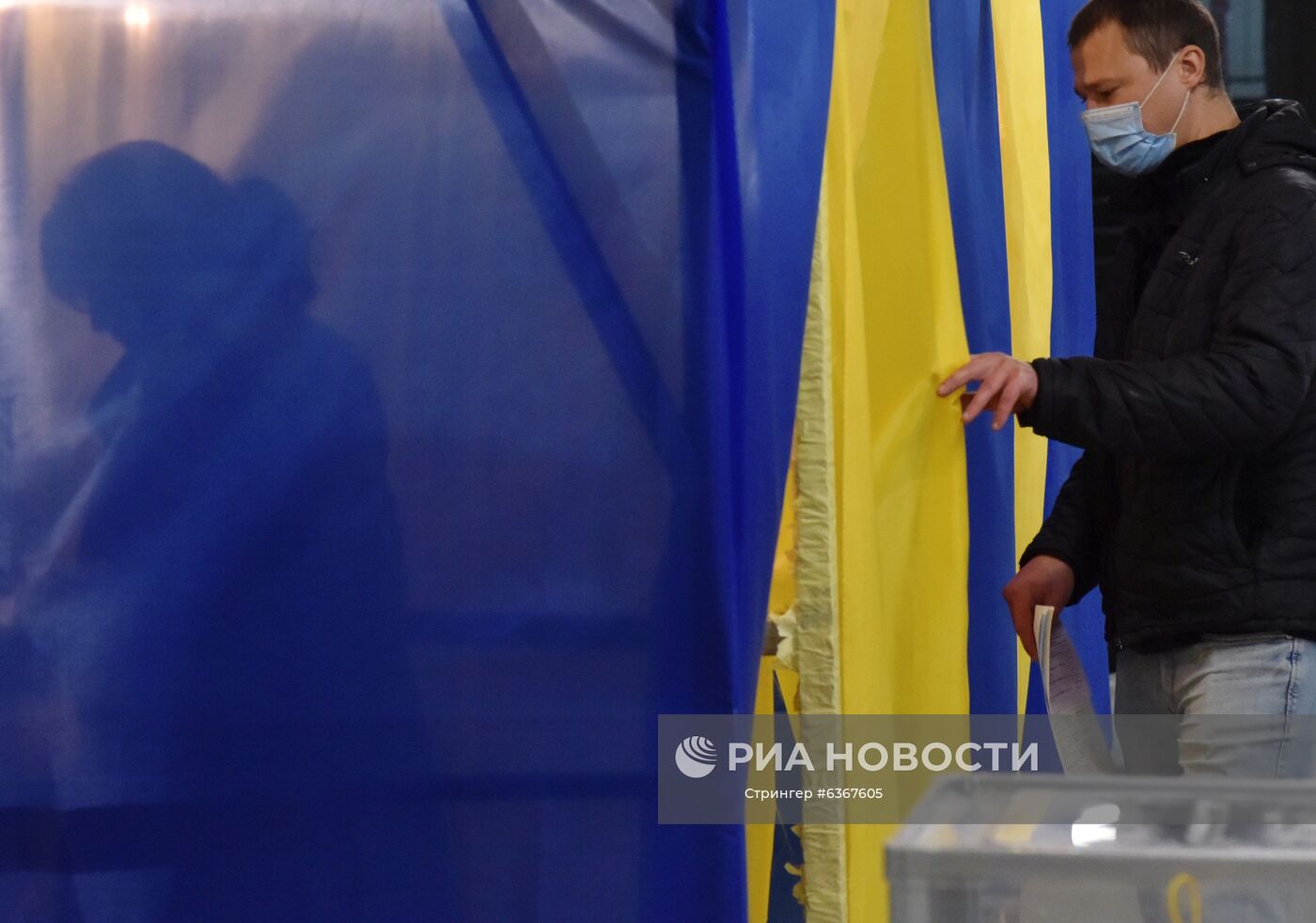 Молодой человек голосует на одном из избирательных участков в селе Давыдов Львовской области. Место: Украина, Львовская область. Автор: Стрингер/РИА Новости. Региональные выборы на Украине