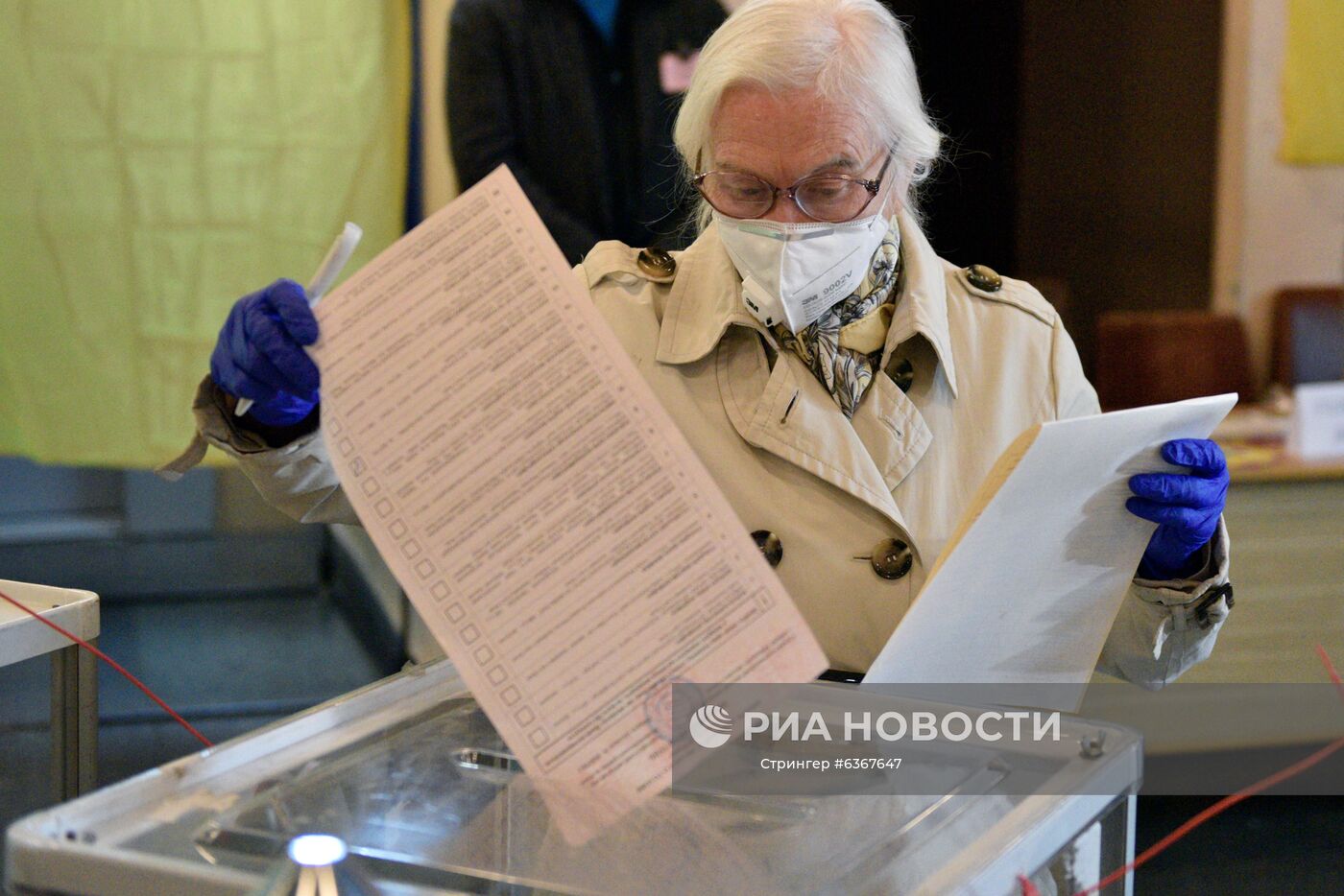 Женщина голосует на одном из избирательных участков в Киеве. Место: Украина, Киев. Автор: Стрингер/РИА Новости. Региональные выборы на Украине