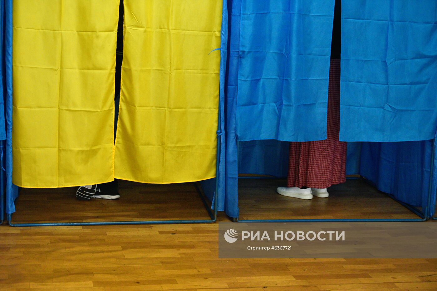 Избиратели в кабинах для голосования на одном из избирательных участков в Киеве. Место: Украина, Киев. Автор: Стрингер/РИА Новости. Региональные выборы на Украине