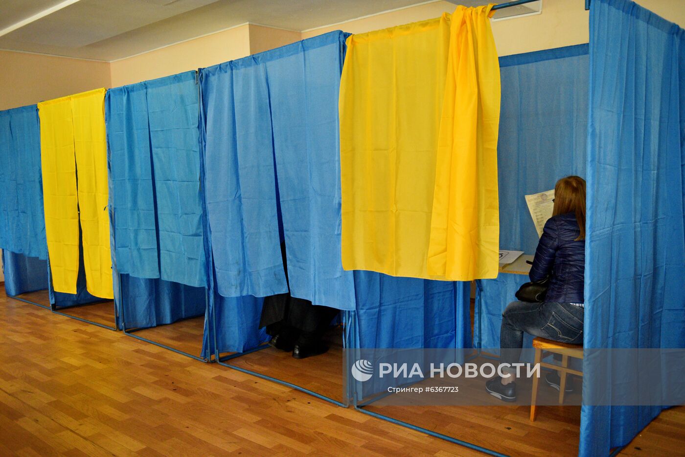 Женщина голосует на одном из избирательных участков в Киеве. Место: Украина, Киев. Автор: Стрингер/РИА Новости. Региональные выборы на Украине