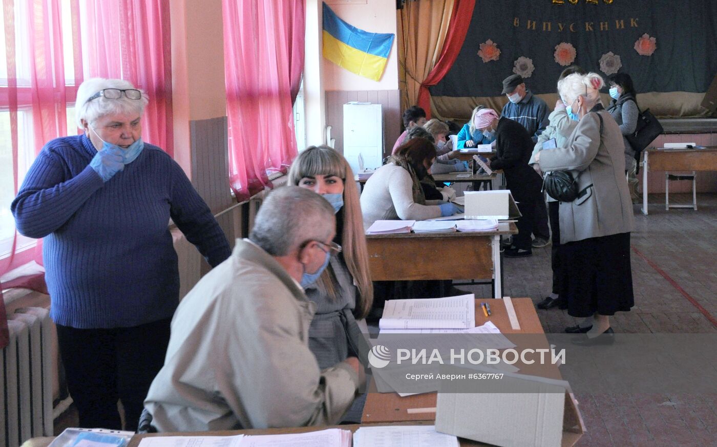 Члены участковой избирательной комиссии во время региональных выборов в городе Константиновка Донецкой области. Место: Украина, Донецкая область. Автор: Сергей Аверин/РИА Новости. Региональные выборы на Украине