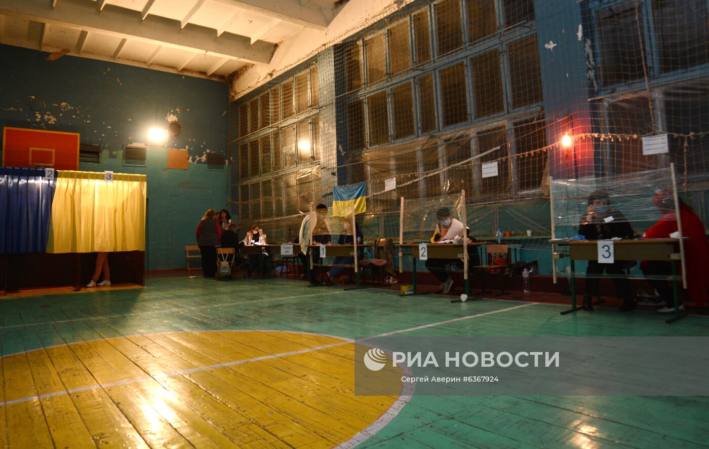 Члены участковой избирательной комиссии во время проведения местных выборов на одном из участков в городе Константиновка в Донецкой области. Место: Украина. Автор: Сергей Аверин/РИА Новости. Региональные выборы на Украине