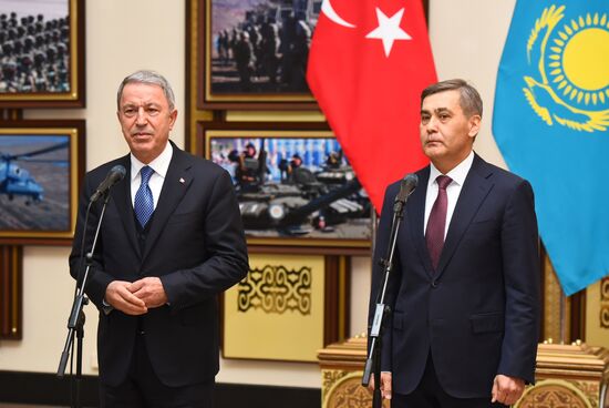 Министр обороны Турции Х. Акар прибыл с визитом в Казахстан