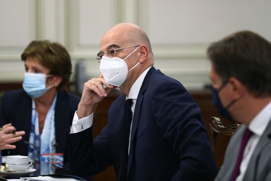 Встреча главы МИД РФ С. Лаврова с премьер-министром Греции К. Мицотакисом