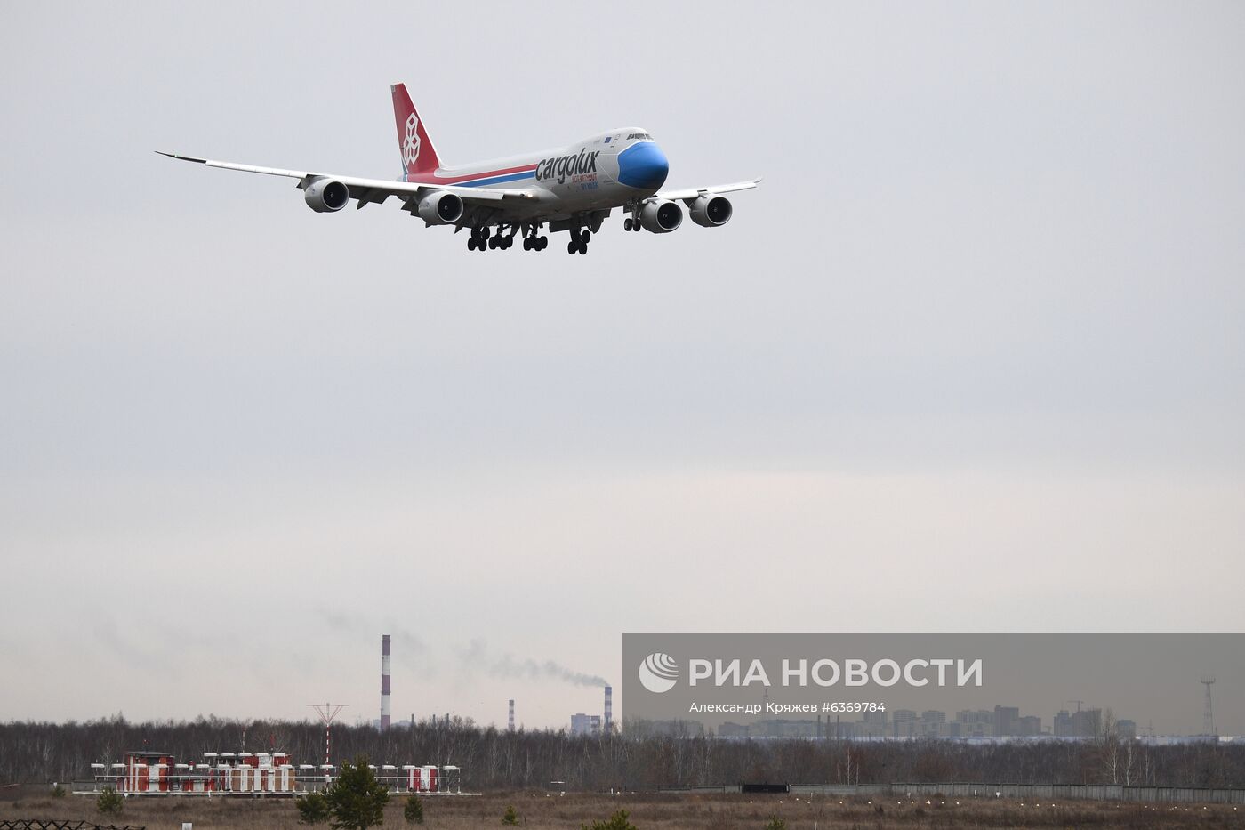 Самолет с медицинской маской на носу прилетел в Новосибирск