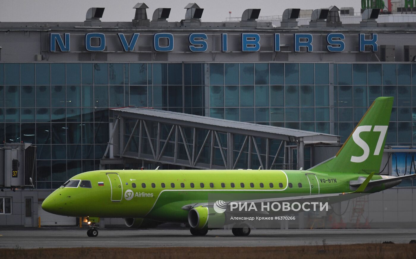 В международном аэропорту Толмачево в Новосибирске.