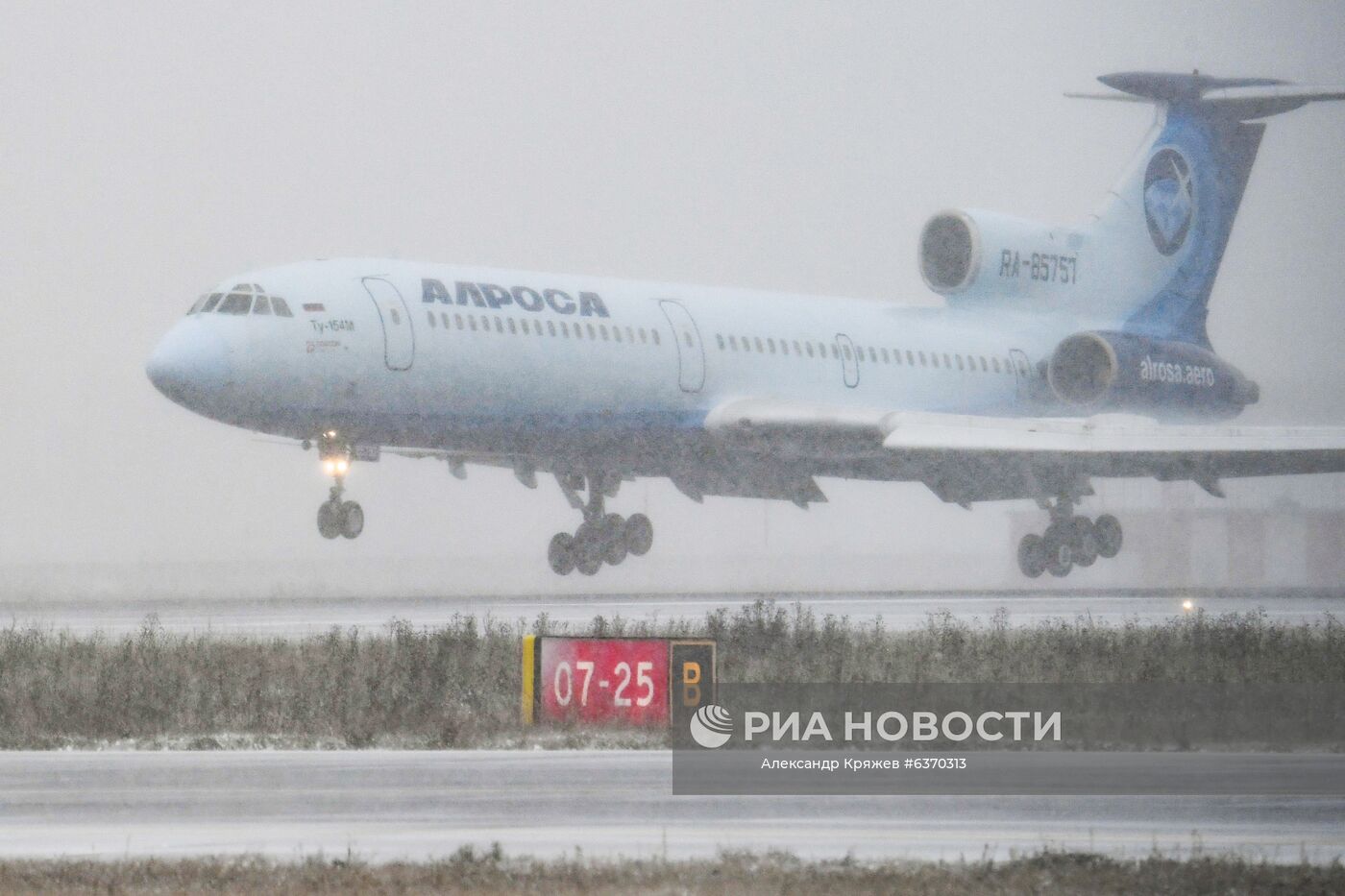 Самолет Ту-154 авиакомпании "Алроса" во время посадки в аэропорту "Толмачево" в Новосибирске. 28 октября 2020 года единственный из оставшихся в гражданской авиации России самолет Ту-154 (RA-85757) авиакомпании "Алроса" выполнил свой заключительный рейс, совершив перелет Мирный - Новосибирск. Место: Россия, Новосибирск. Автор: Александр Кряжев/РИА Новости. Ту-154 совершил последний в России гражданский полет