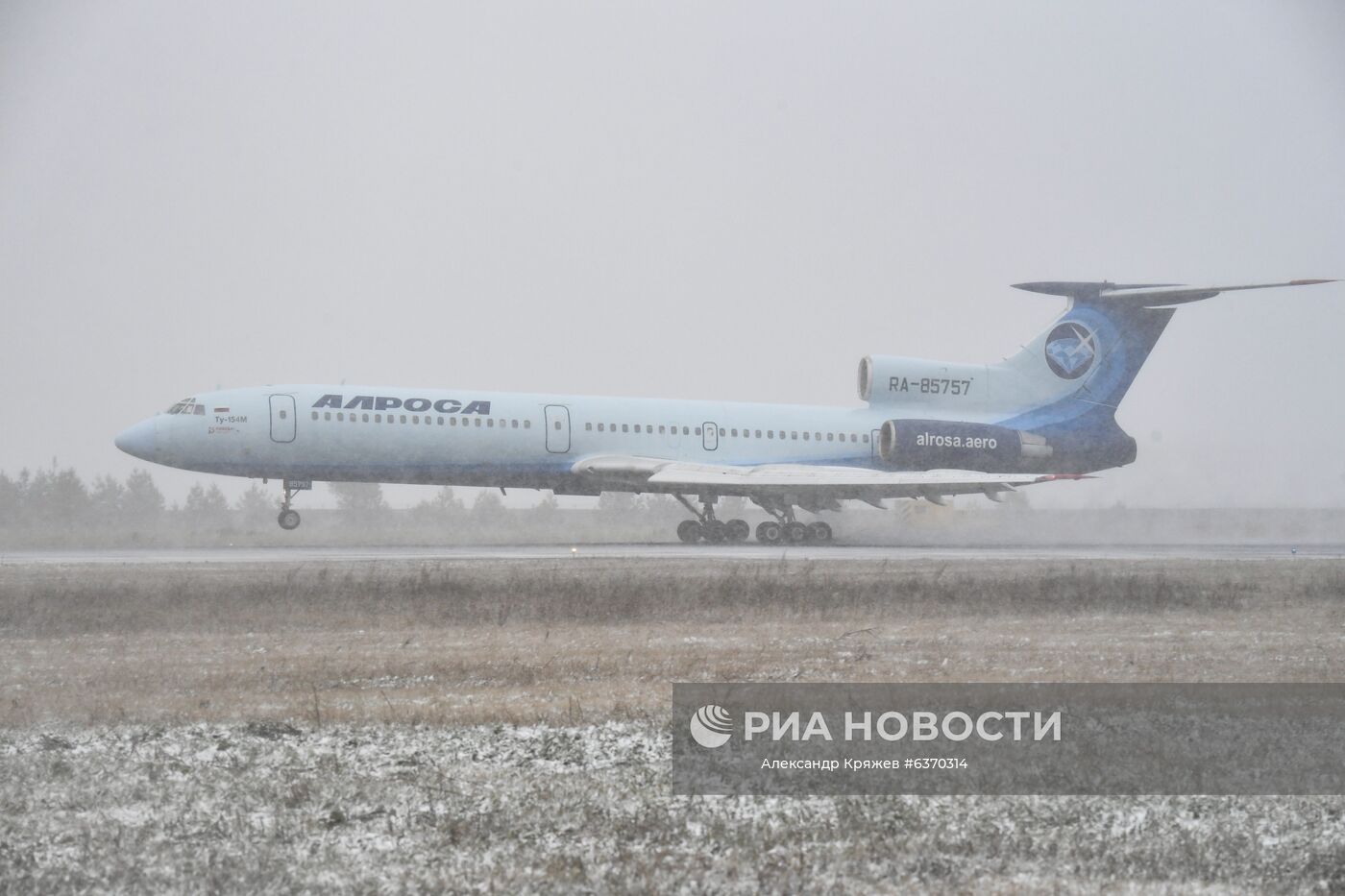 Самолет Ту-154 авиакомпании "Алроса" во время посадки в аэропорту "Толмачево" в Новосибирске. 28 октября 2020 года единственный из оставшихся в гражданской авиации России самолет Ту-154 (RA-85757) авиакомпании "Алроса" выполнил свой заключительный рейс, совершив перелет Мирный - Новосибирск. Место: Россия, Новосибирск. Автор: Александр Кряжев/РИА Новости. Ту-154 совершил последний в России гражданский полет
