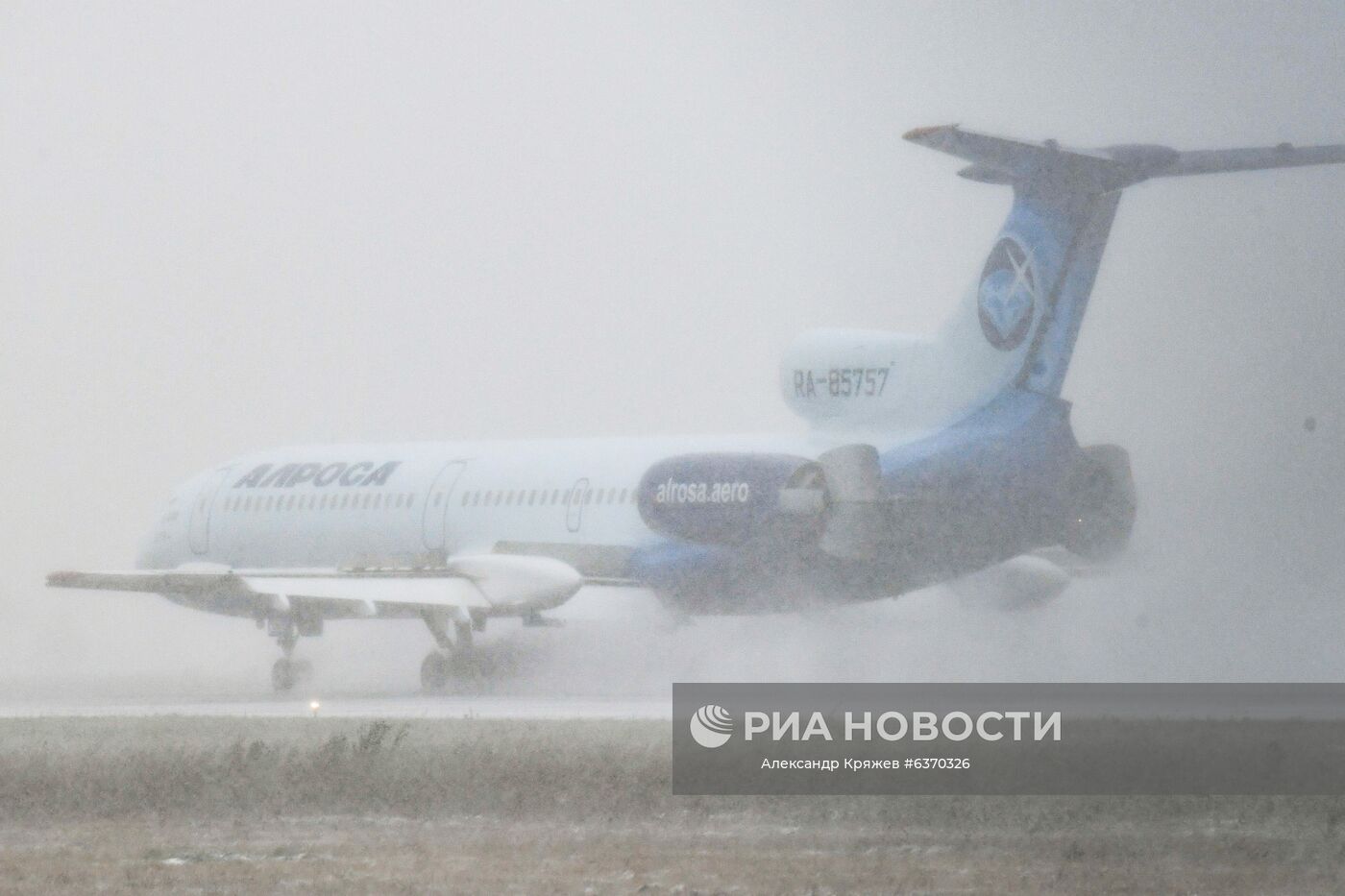 Самолет Ту-154 авиакомпании "Алроса" во время посадки в аэропорту "Толмачево" в Новосибирске. 28 октября 2020 года единственный из оставшихся в гражданской авиации России самолет Ту-154 (RA-85757) авиакомпании "Алроса" выполнил свой заключительный рейс, совершив перелет Мирный - Новосибирск. Место: Россия, Новосибирск. Автор: Александр Кряжев/РИА Новости. Ту-154 совершил последний в России гражданский полет