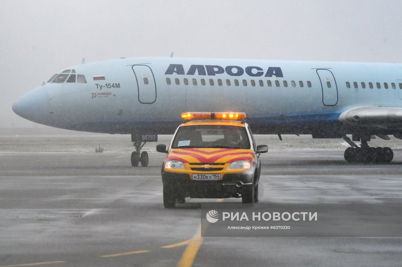 Самолет Ту-154 авиакомпании "Алроса" после посадки в аэропорту "Толмачево" в Новосибирске. 28 октября 2020 года единственный из оставшихся в гражданской авиации России самолет Ту-154 (RA-85757) авиакомпании "Алроса" выполнил свой заключительный рейс, совершив перелет Мирный - Новосибирск. Место: Россия, Новосибирск. Автор: Александр Кряжев/РИА Новости. Ту-154 совершил последний в России гражданский полет