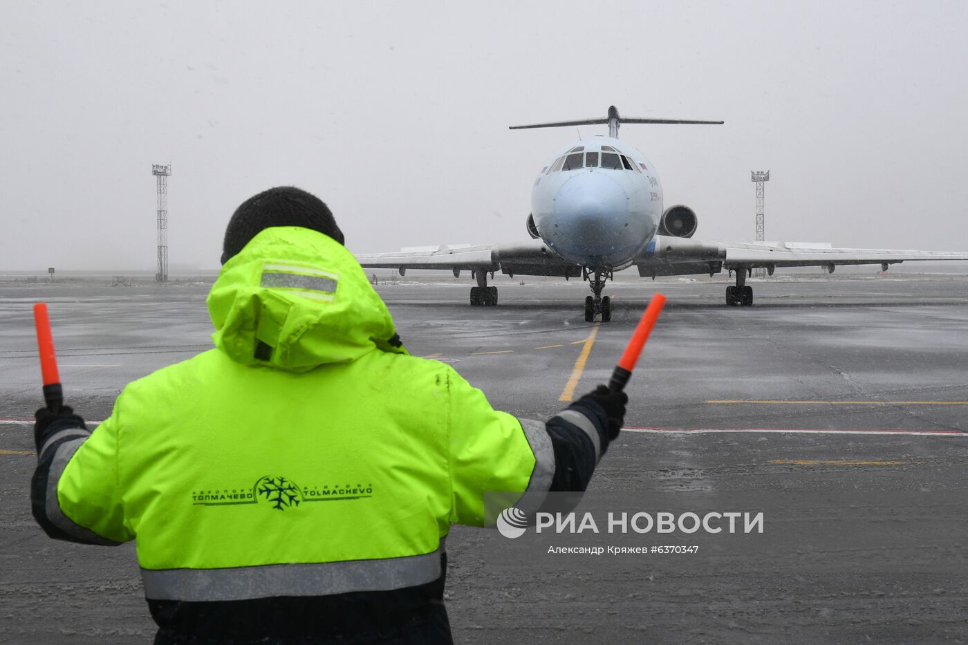Самолет Ту-154 авиакомпании "Алроса" на перроне в аэропорту "Толмачево" в Новосибирске. 28 октября 2020 года единственный из оставшихся в гражданской авиации России самолет Ту-154 (RA-85757) авиакомпании "Алроса" выполнил свой заключительный рейс, совершив перелет Мирный - Новосибирск. Место: Россия, Новосибирск. Автор: Александр Кряжев/РИА Новости. Ту-154 совершил последний в России гражданский полет