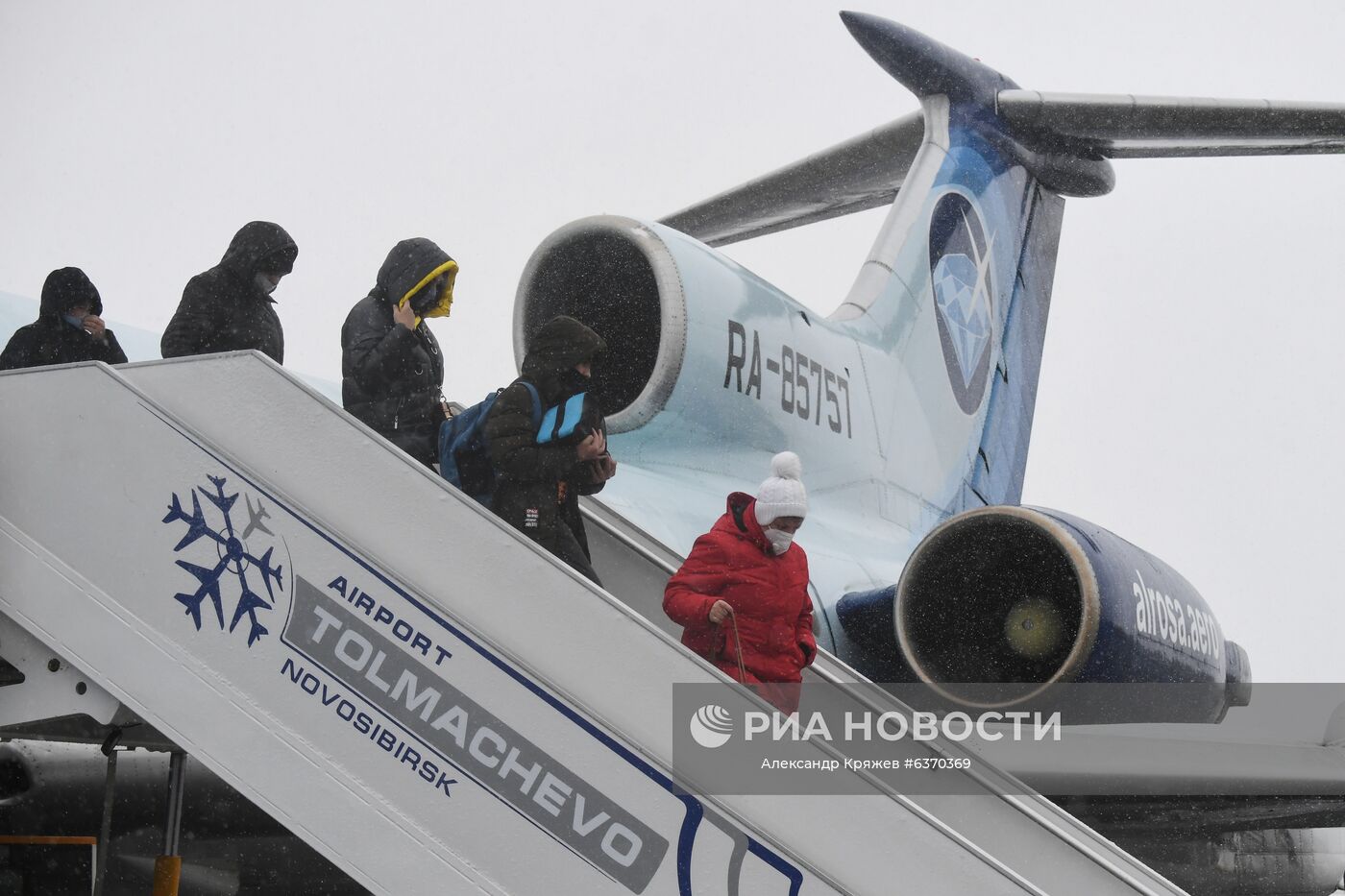 Пассажиры спускаются по трапу из самолета Ту-154 авиакомпании "Алроса" на перроне в аэропорту "Толмачево" в Новосибирске. 28 октября 2020 года единственный из оставшихся в гражданской авиации России самолет Ту-154 (RA-85757) авиакомпании "Алроса" выполнил свой заключительный рейс, совершив перелет Мирный - Новосибирск. Место: Россия, Новосибирск. Автор: Александр Кряжев/РИА Новости. Ту-154 совершил последний в России гражданский полет