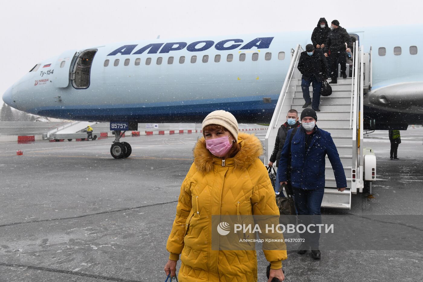 Пассажиры спускаются по трапу из самолета Ту-154 авиакомпании "Алроса" на перроне в аэропорту "Толмачево" в Новосибирске. 28 октября 2020 года единственный из оставшихся в гражданской авиации России самолет Ту-154 (RA-85757) авиакомпании "Алроса" выполнил свой заключительный рейс, совершив перелет Мирный - Новосибирск. Место: Россия, Новосибирск. Автор: Александр Кряжев/РИА Новости. Ту-154 совершил последний в России гражданский полет