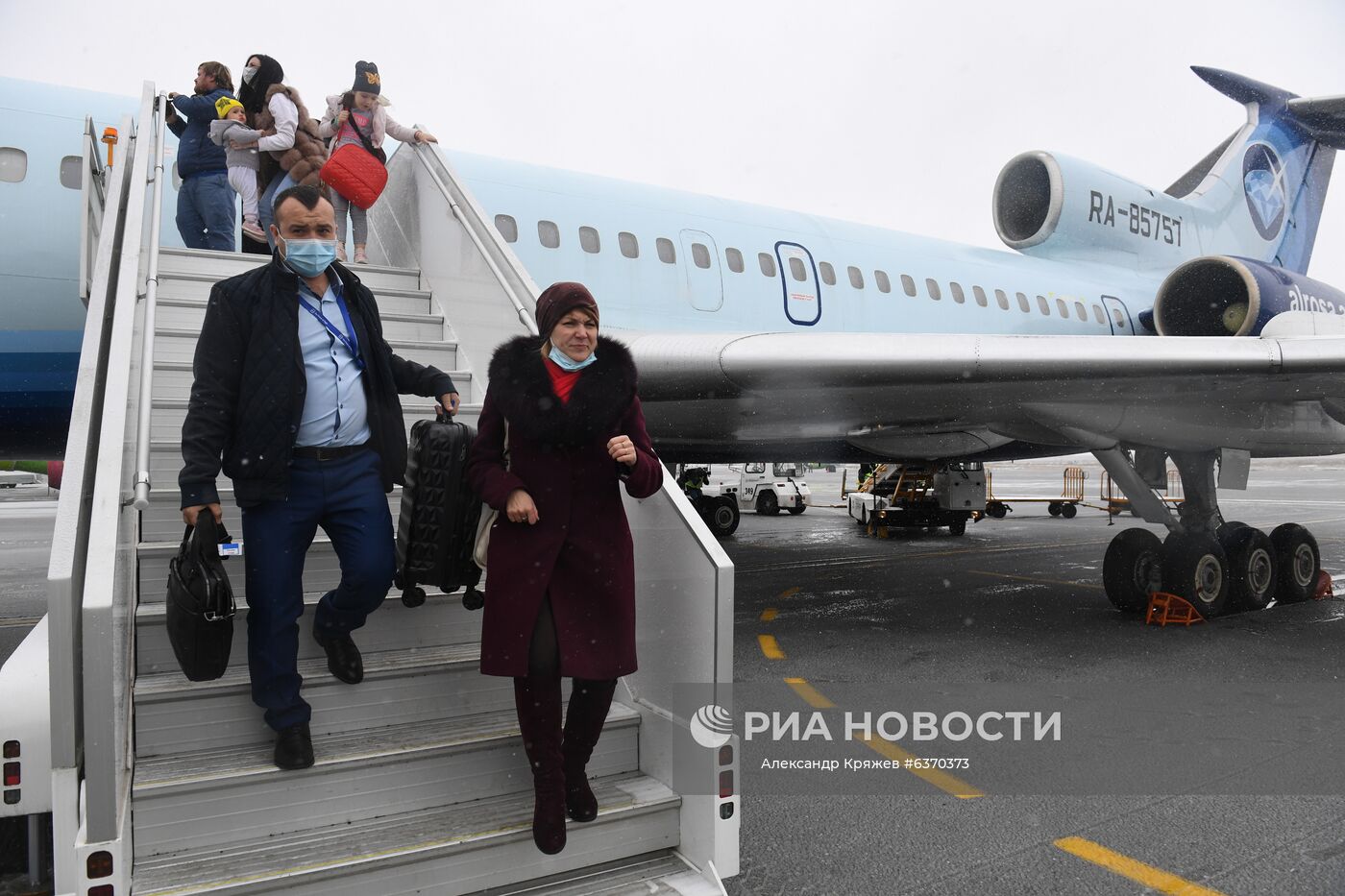 Пассажиры спускаются по трапу из самолета Ту-154 авиакомпании "Алроса" на перроне в аэропорту "Толмачево" в Новосибирске. 28 октября 2020 года единственный из оставшихся в гражданской авиации России самолет Ту-154 (RA-85757) авиакомпании "Алроса" выполнил свой заключительный рейс, совершив перелет Мирный - Новосибирск. Место: Россия, Новосибирск. Автор: Александр Кряжев/РИА Новости. Ту-154 совершил последний в России гражданский полет