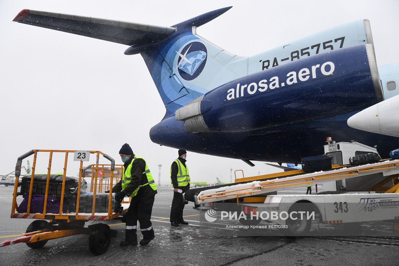 Выгрузка багажа из самолета Ту-154 авиакомпании "Алроса" на перроне в аэропорту "Толмачево" в Новосибирске. 28 октября 2020 года единственный из оставшихся в гражданской авиации России самолет Ту-154 (RA-85757) авиакомпании "Алроса" выполнил свой заключительный рейс, совершив перелет Мирный - Новосибирск. Место: Россия, Новосибирск. Автор: Александр Кряжев/РИА Новости. Ту-154 совершил последний в России гражданский полет