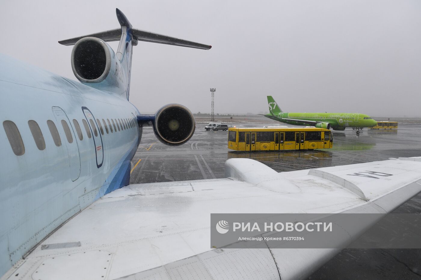 Самолет Ту-154 авиакомпании "Алроса" на перроне в аэропорту "Толмачево" в Новосибирске. 28 октября 2020 года единственный из оставшихся в гражданской авиации России самолет Ту-154 (RA-85757) авиакомпании "Алроса" выполнил свой заключительный рейс, совершив перелет Мирный - Новосибирск. Место: Россия, Новосибирск. Автор: Александр Кряжев/РИА Новости. Ту-154 совершил последний в России гражданский полет