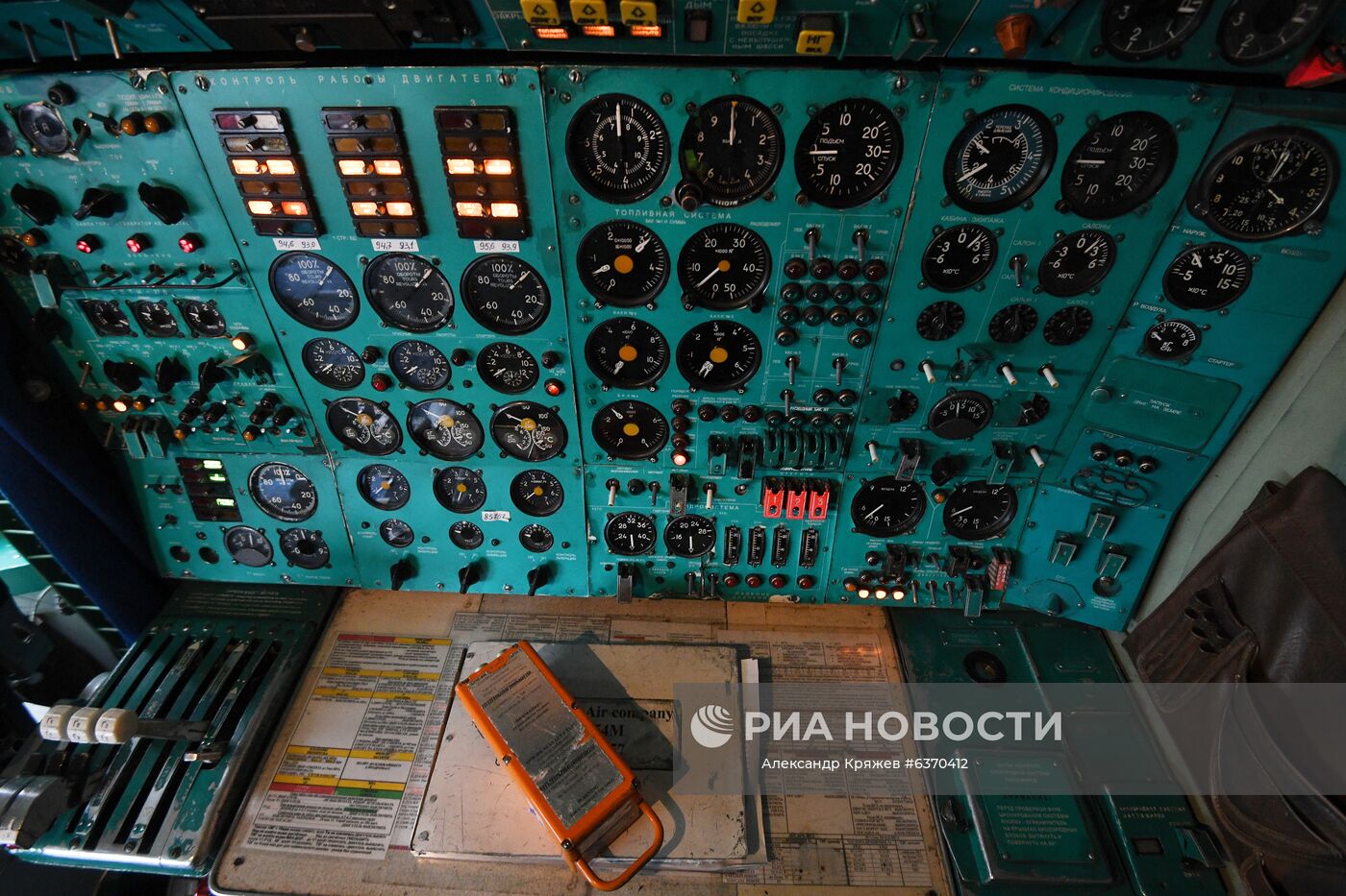 Приборная панель в кабине пилотов самолета Ту-154 авиакомпании "Алроса" в аэропорту "Толмачево" в Новосибирске. 28 октября 2020 года единственный из оставшихся в гражданской авиации России самолет Ту-154 (RA-85757) авиакомпании "Алроса" выполнил свой заключительный рейс, совершив перелет Мирный - Новосибирск. Место: Россия, Новосибирск. Автор: Александр Кряжев/РИА Новости. Ту-154 совершил последний в России гражданский полет