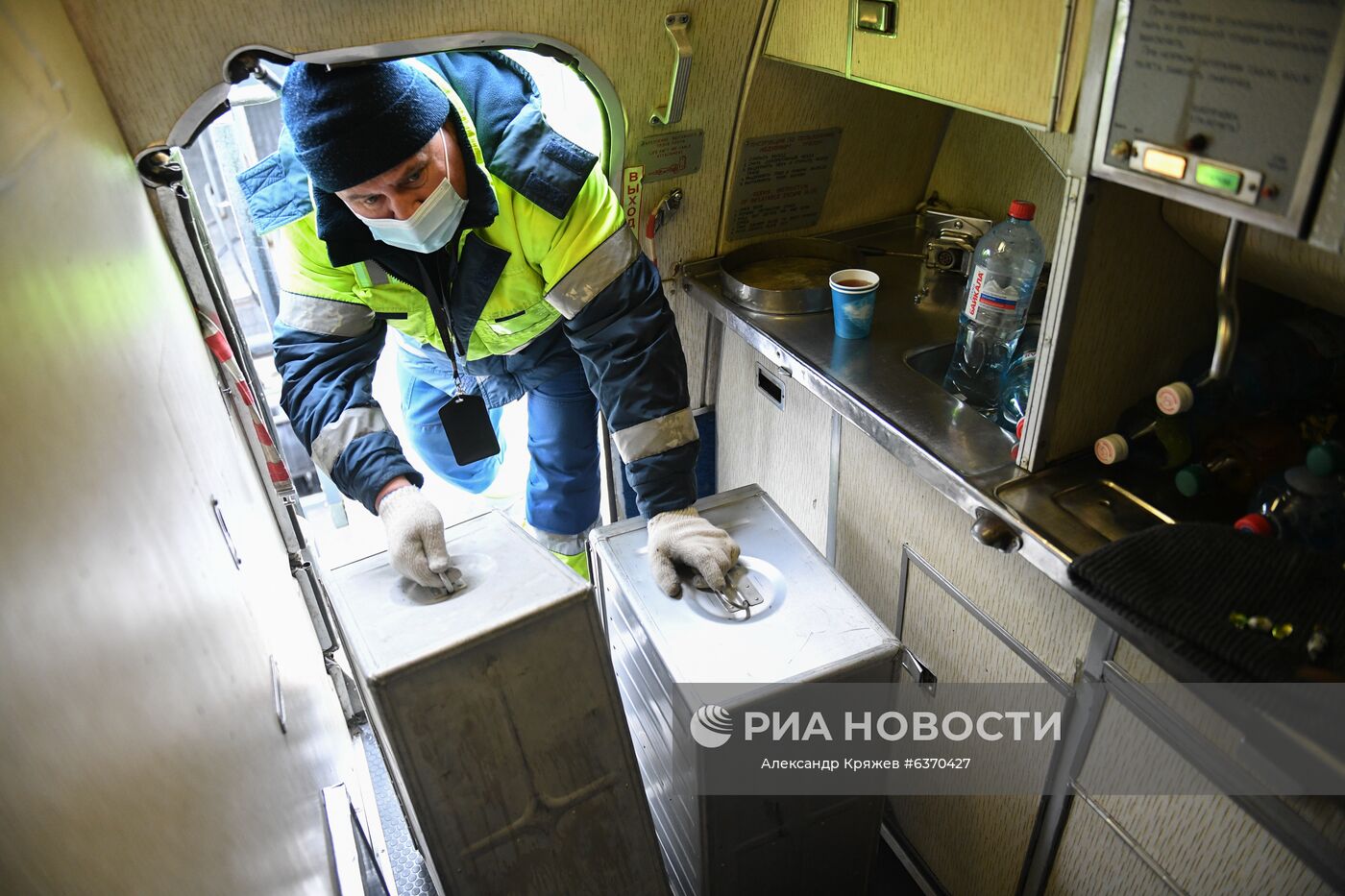 Выгрузка контейнеров из самолета Ту-154 авиакомпании "Алроса" на перроне в аэропорту "Толмачево" в Новосибирске. 28 октября 2020 года единственный из оставшихся в гражданской авиации России самолет Ту-154 (RA-85757) авиакомпании "Алроса" выполнил свой заключительный рейс, совершив перелет Мирный - Новосибирск. Место: Россия, Новосибирск. Автор: Александр Кряжев/РИА Новости. Ту-154 совершил последний в России гражданский полет