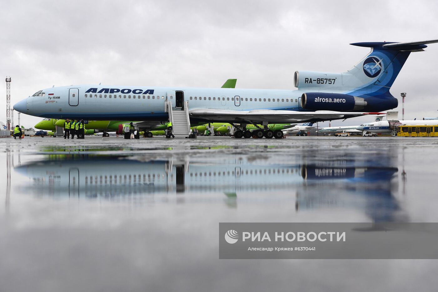 Самолет Ту-154 авиакомпании "Алроса" на перроне в аэропорту "Толмачево" в Новосибирске. 28 октября 2020 года единственный из оставшихся в гражданской авиации России самолет Ту-154 (RA-85757) авиакомпании "Алроса" выполнил свой заключительный рейс, совершив перелет Мирный - Новосибирск. Место: Россия, Новосибирск. Автор: Александр Кряжев/РИА Новости. Ту-154 совершил последний в России гражданский полет