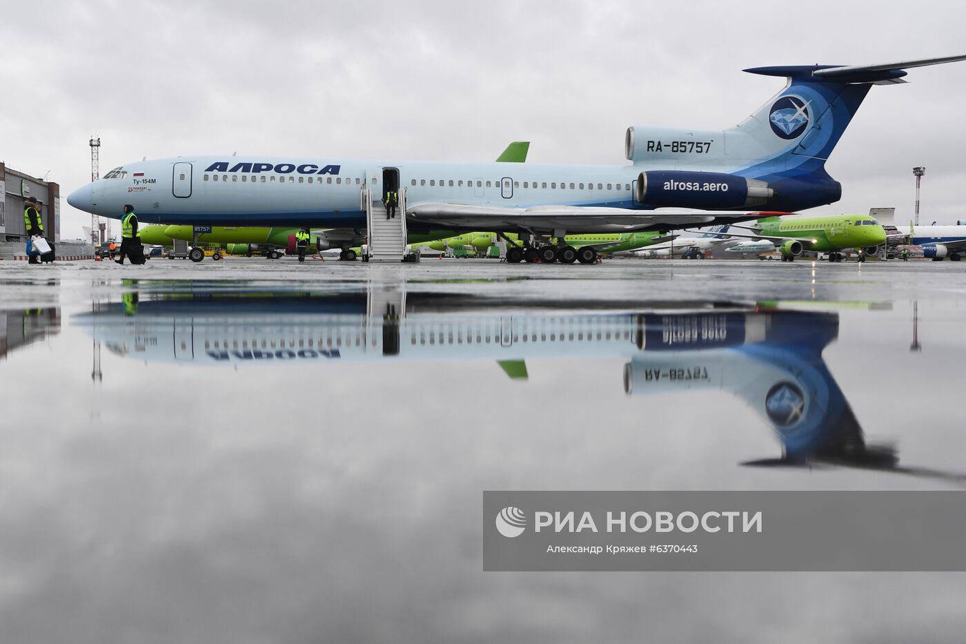 Самолет Ту-154 авиакомпании "Алроса" на перроне в аэропорту "Толмачево" в Новосибирске. 28 октября 2020 года единственный из оставшихся в гражданской авиации России самолет Ту-154 (RA-85757) авиакомпании "Алроса" выполнил свой заключительный рейс, совершив перелет Мирный - Новосибирск. Место: Россия, Новосибирск. Автор: Александр Кряжев/РИА Новости. Ту-154 совершил последний в России гражданский полет