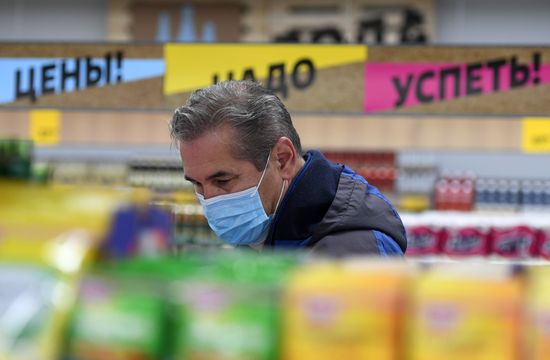 Роспотребнадзор ввел всеобщий масочный режим