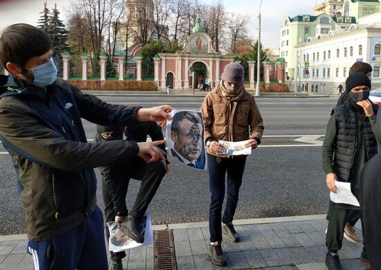 Акция против политики Э. Макрона у посольства Франции в Москве