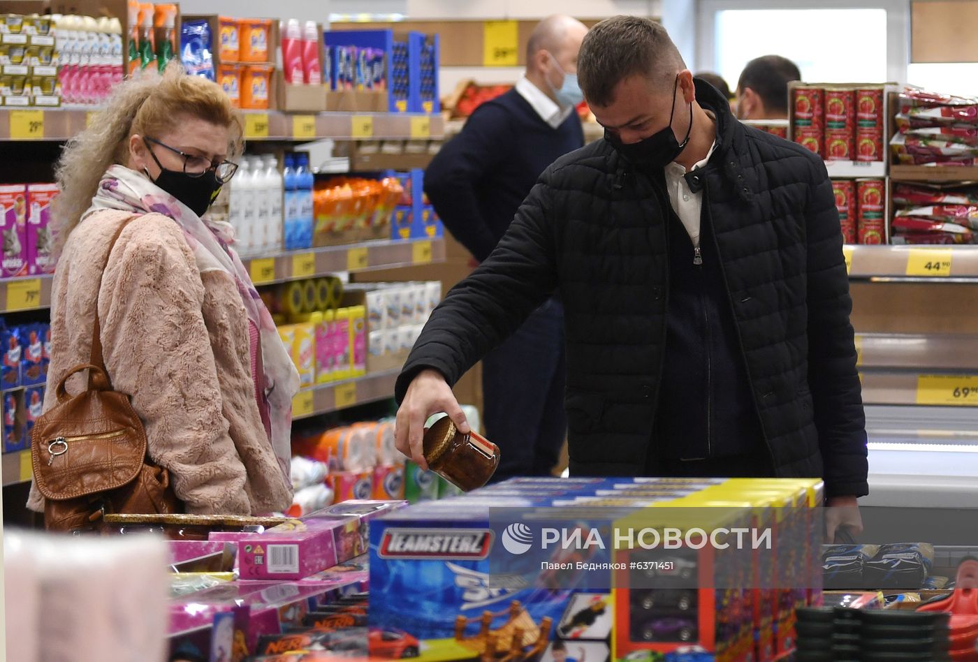 Роспотребнадзор ввел всеобщий масочный режим