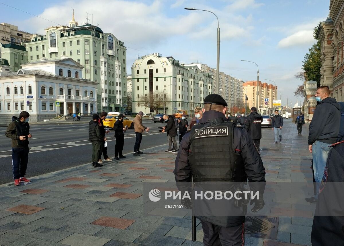 Акция против политики Э. Макрона у посольства Франции в Москве